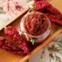 ODUN   ATEŞİNDE   KAYNATILMIŞ   ANTEP TATLI  BİBER SALÇASI   ( 5 KG  PET KAVANOZ )